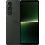 Popis produktu Smartfón Xperia 1 V 5G ponúka to najlepšie od spoločnosti Sony v oblasti inteligentných telefónov. K dispozícii totiž dostanete úplne ojedinelé funkcie zamerané na tvorcov videí a fotografov, ale aj na mobilných hráčov, či sa venujú e-športom alebo streamovaniu. Milovníci hudby si prídu na svoje vďaka skúsenostiam, ktoré spoločnosť Sony počas mnohých desaťročí získala v oblasti zvuku a hudby. Smartphone Sony Xperia 1 V 5G osloví aj filmových nadšencov vďaka najjasnejšiemu HDR displeju s rozlíšením 4K a obnovovacou frekvenciou 120 Hz. Telefón tiež poteší vyššou výdržou batérie, skvelým výkonom a zvýšenou odolnosťou IP68. Mobil Sony Xperia 1 V 5G si môžete vziať kamkoľvek so sebou a zachytiť svet okolo vás taký, aký je. Nová generácia snímača Exmor T Smartfón Sony Xperia 1 V 5G využíva novú generáciu snímača Exmor T, ktorá zvyšuje výpočtový výkon na spracovanie obrazu. Teraz kvalita fotografií a videí zodpovedá Full-frame fotoaparátom s menším šumom a dynamickým rozsahom aj pri slabom osvetlení. Prvotriednu kameru telefónu Sony Xperia 1 V 5G dopĺňa prvotriedne spracovanie a celý rad zaujímavých a zábavných funkcií. Smart telefón vytvorí skvelé fotky a videá V smartfóne je použitý revolučný snímač Exmor T, ktorý využíva inovatívny dvojvrstvový tranzistorový pixel. Vďaka tomu znižuje šum a zvyšuje dynamický rozsah pri nižšom osvetlení. Týmito vlastnosťami konkuruje smart telefón Sony Xperia 1 V 5G Full-frame fotoaparátom. Fotomodul telefónu bol vyvinutý s inžiniermi, ktorí stoja za fotoaparátmi Sony Alpha, a preto obsahuje iba to najlepšie. Smartphone má širokouhlý 24 mm objektív, ktorý dopĺňa ultraširokouhlý 16 mm objektív a teleobjektív s optickým zoomom v rozsahu 85 až 125 mm. Smartphone Sony má skvelý displej Displej smartphone Sony Xperia 1 V je úplná lahôdka. 4K HDR OLED displej oplýva 120 Hz obnovovacou frekvenciou. 6,5-palcový displej bol navrhnutý tak, aby ponúkol filmový pomer strán 21:9. Priamo v displeji nie sú žiadne výrezy na prednú kameru, ktorý by vás rušil. Mobil Sony Xperia 1 V 5G využíva technológiu BRAVIA HDR Remaster, vďaka čomu si užijete lepšie farby, čistotu a väčší kontrast. Smart telefón umožní streamovať najnovšie filmy prostredníctvom BRAVIA CORE a tešiť sa môžete aj na službu Studio Access, vyskúšať si tituly IMAX Enhanced a mnoho ďalšieho. Dotykový mobil ponúkne špičkové audio technológie Dotykový mobil priznal zlepšenie v oblasti hardvéru, čo sa dá veľmi jasne spoznať aj na prémiovom zvukovom podaní. Kvalitné komponenty dopĺňajú všetky potrebné moderné technológie. Kvalita zvuku telefónu je skvelá s pomocou výkonného zosilňovača, ktorý zlepšuje šírku a hĺbku zvuku, rovnako ako rozšírenie nízkych a vysokých frekvencií, čím realizuje dynamickejší a čistejší zvuk. S technológiou High-Resolution Audio môžete počúvať hudbu tak, ako ju zamýšľal jej tvorca. Úspornejší chod zaistí zvýšenú výdrž na batériu Smartfón má v sebe zabudovanú batériu s kapacitou 5 000 mAh. S využitím nabíjačky XQZ-UC1 je možné mobilný telefón nabiť na 50 % kapacity už za krátkych 30 minút. Ďalej je v telefóne použitá najnovšia platforma Snapdragon 8 Gen 2, ktorá má o 35 % rýchlejšie CPU ako predchádzajúce generácie. A oproti nej je nový čip až o 40 % úspornejší. To aj napriek tomu, že GPU je až o 25 % rýchlejšie so 45 % lepšou účinnosťou. Mobil Sony Xperia 1 V 5G má zdokonalený systém rozptylu tepla, takže môžete telefón intenzívne používať bez obáv z prehrievania. Precízne navrhnutý a spracovaný mobilný telefón Mobilný telefón má textúrovanú povrchovú úpravu, tá má nielen dekoratívny efekt, ale zároveň zaistí vysokú odolnosť a pohodlný úchop. Smartphone zaujme jasne definovanými objektívmi, ktoré svojím poňatím pripomínajú Full-frame fotoaparáty Sony Alpha.